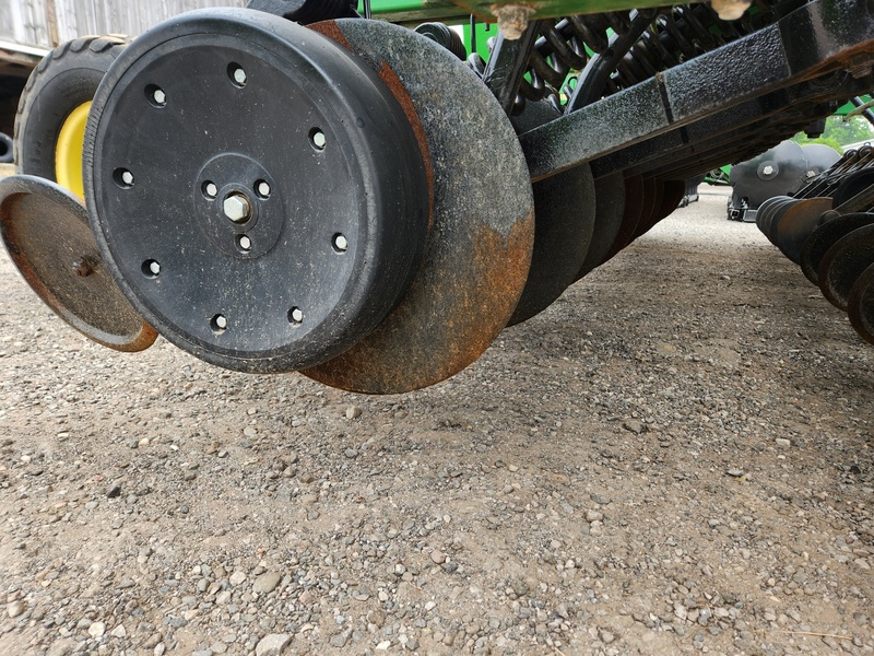 Planting Equipment  John Deere 1560 No-Till Drill  Photo