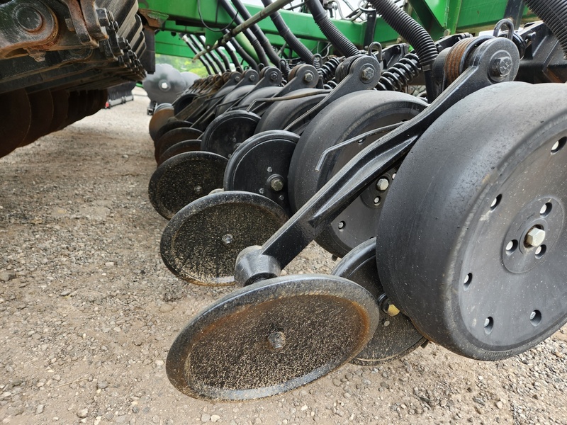 Planting Equipment  John Deere 1560 No-Till Drill  Photo