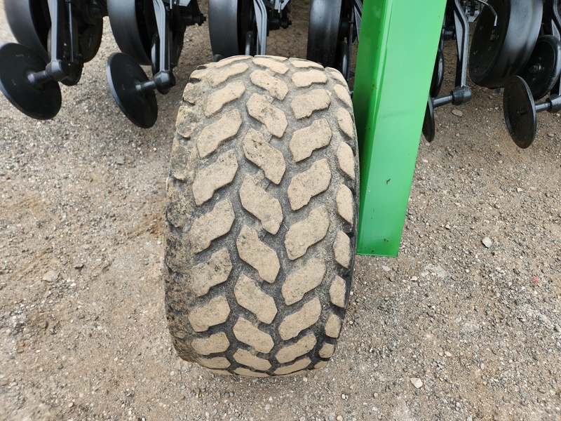 Planting Equipment  John Deere 1560 No-Till Drill  Photo
