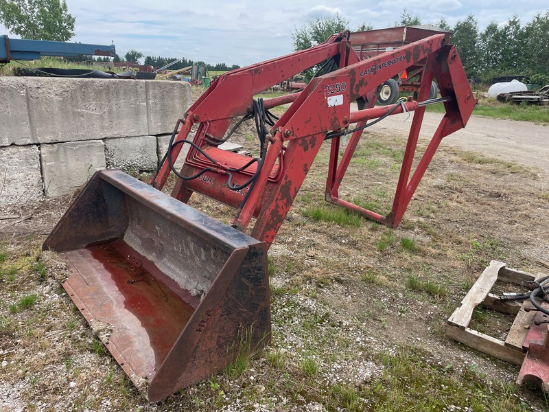 Case IH 2250 Loader - Complete with Brackets + Valves