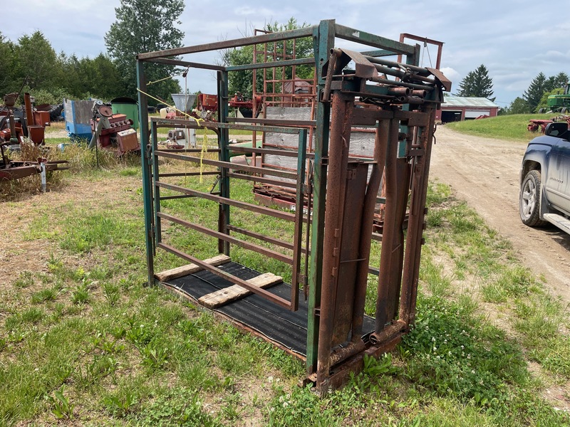 Hay/Forage/Livestock  Cattle Squeeze Chute Photo