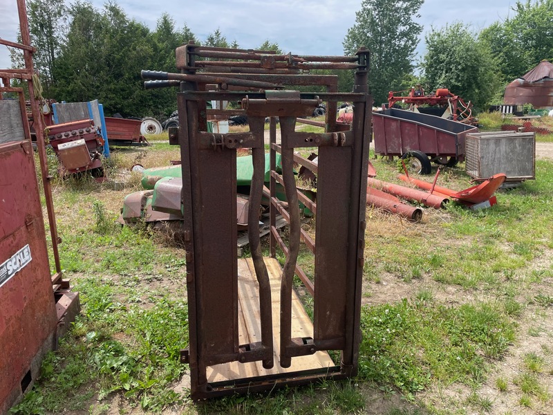 Hay/Forage/Livestock  Cattle Squeeze Chute Photo