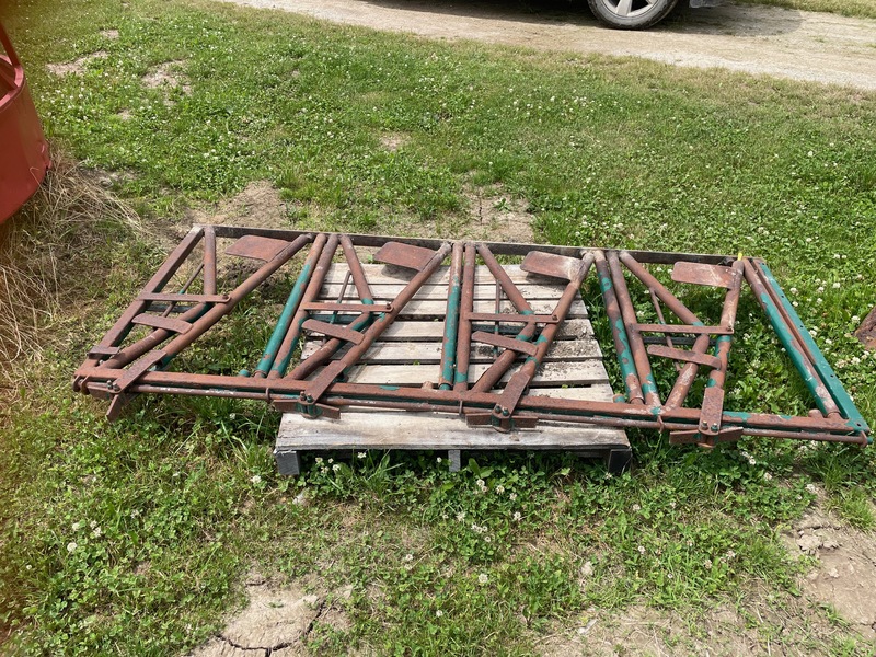 Hay/Forage/Livestock   Adjustable Head Gate Photo