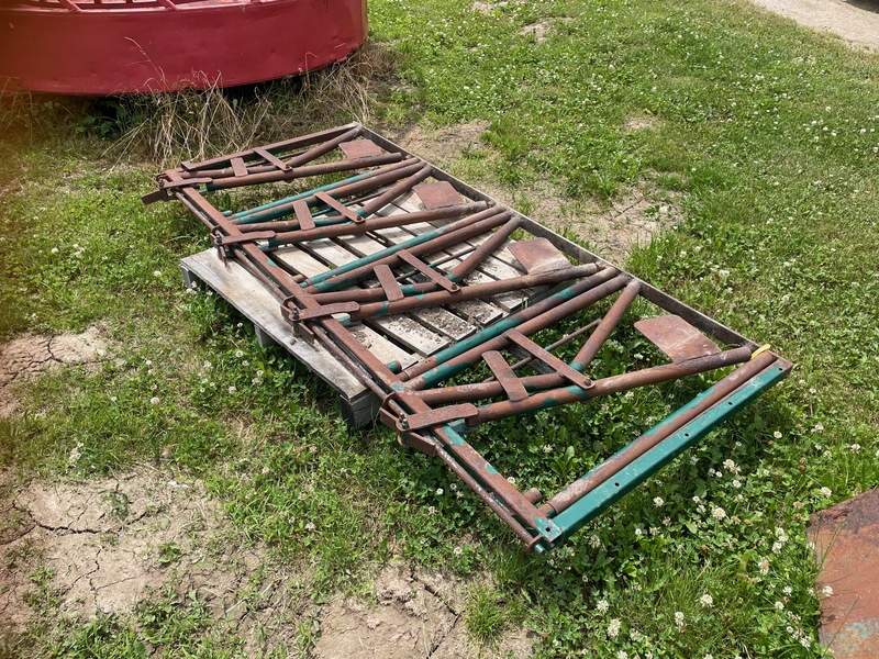 Hay/Forage/Livestock   Adjustable Head Gate Photo
