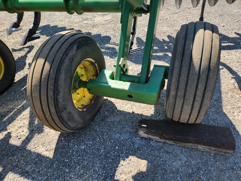 Soil Savers and Chisel Plows  John Deere 512 Disc Ripper  Photo
