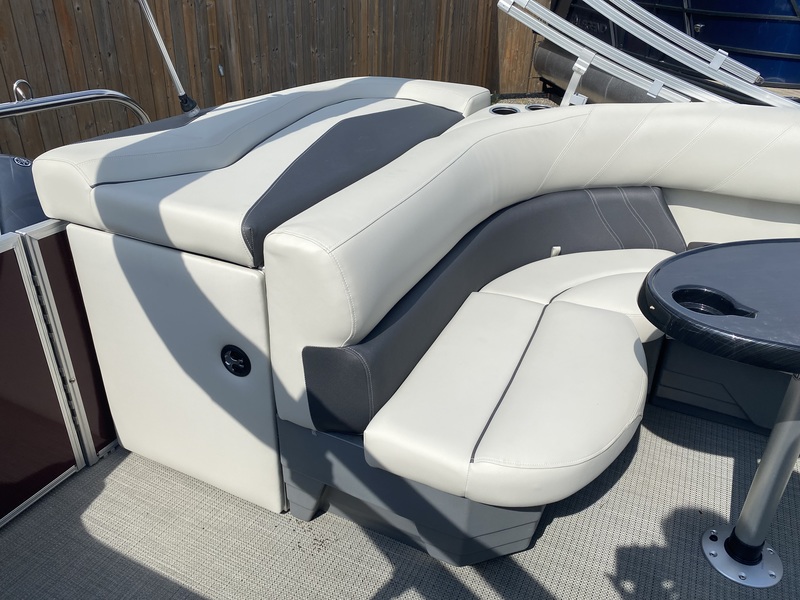 Boats  2025 Sylvan Mirage 820 Cruise  Photo