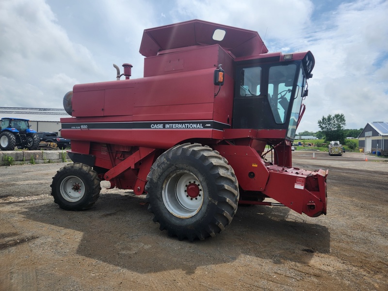 Combines & Harvesting Equipment  Case IH 1680 Combine  Photo