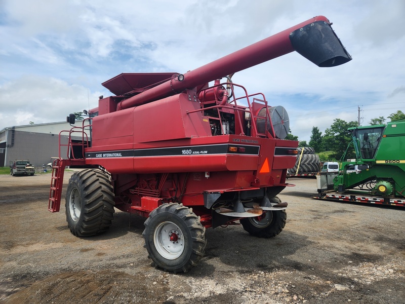 Combines & Harvesting Equipment  Case IH 1680 Combine  Photo