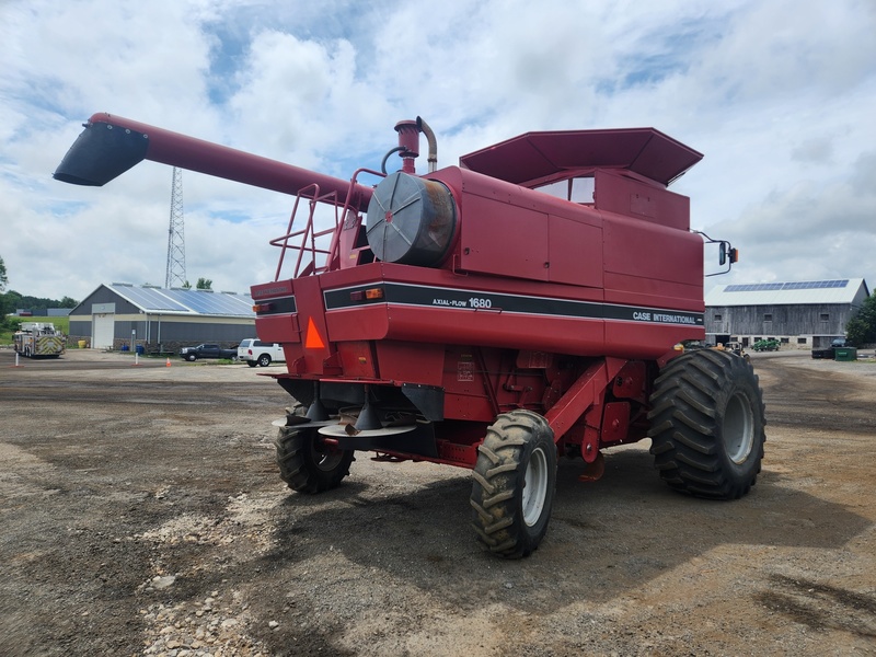 Combines & Harvesting Equipment  Case IH 1680 Combine  Photo