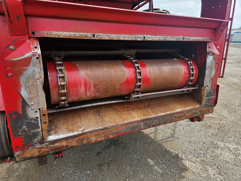 Combines & Harvesting Equipment  Case IH 1680 Combine  Photo