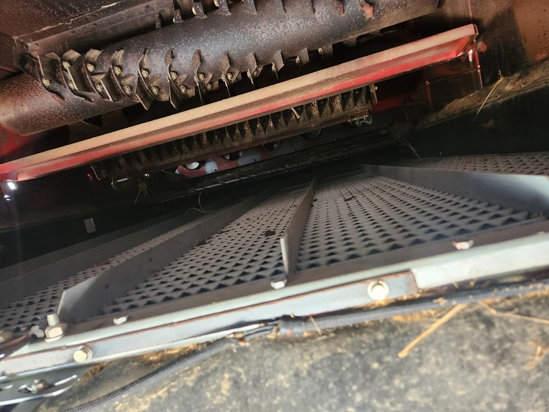 Combines & Harvesting Equipment  Case IH 1680 Combine  Photo
