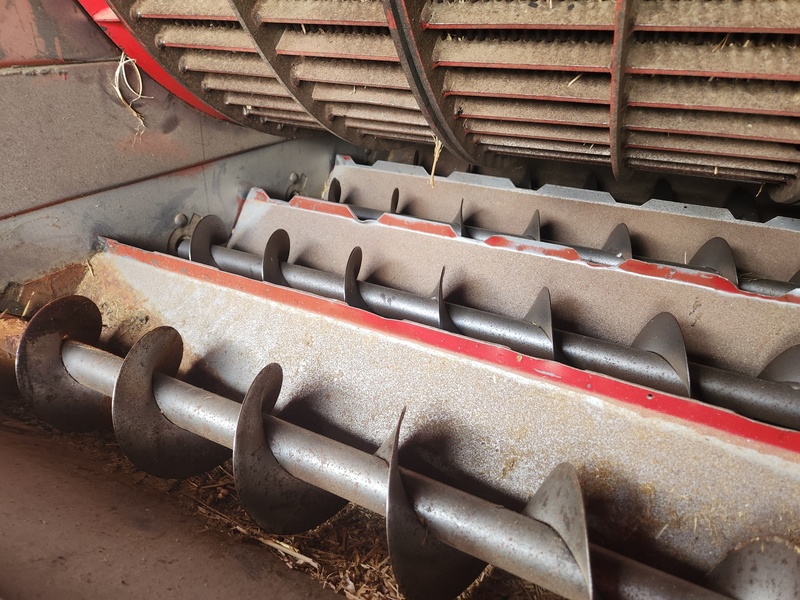 Combines & Harvesting Equipment  Case IH 1680 Combine  Photo