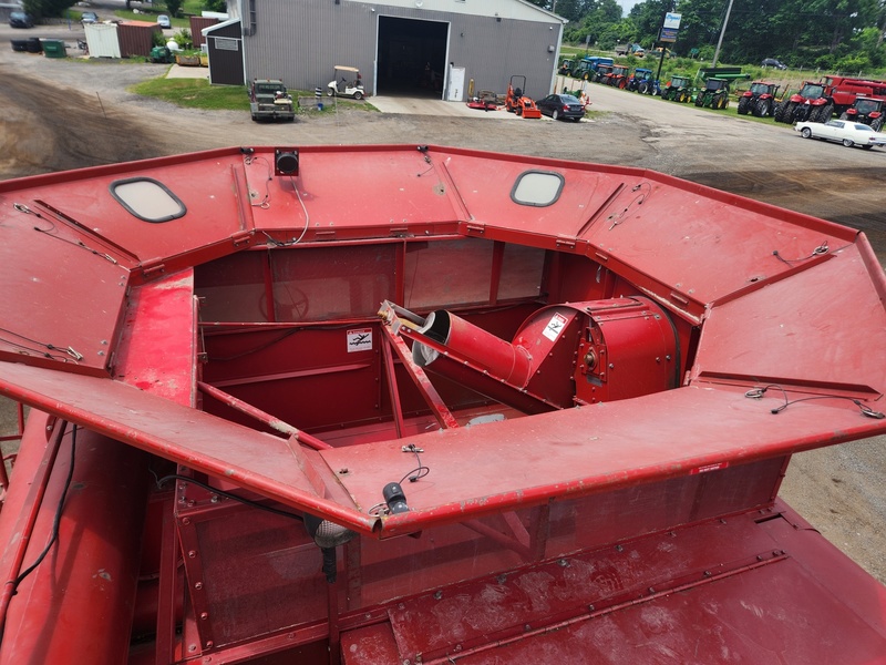 Combines & Harvesting Equipment  Case IH 1680 Combine  Photo
