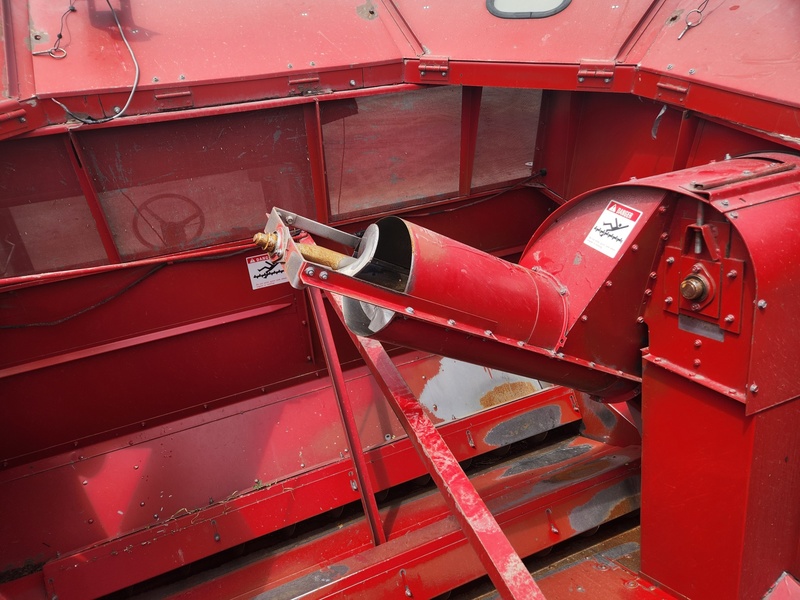 Combines & Harvesting Equipment  Case IH 1680 Combine  Photo