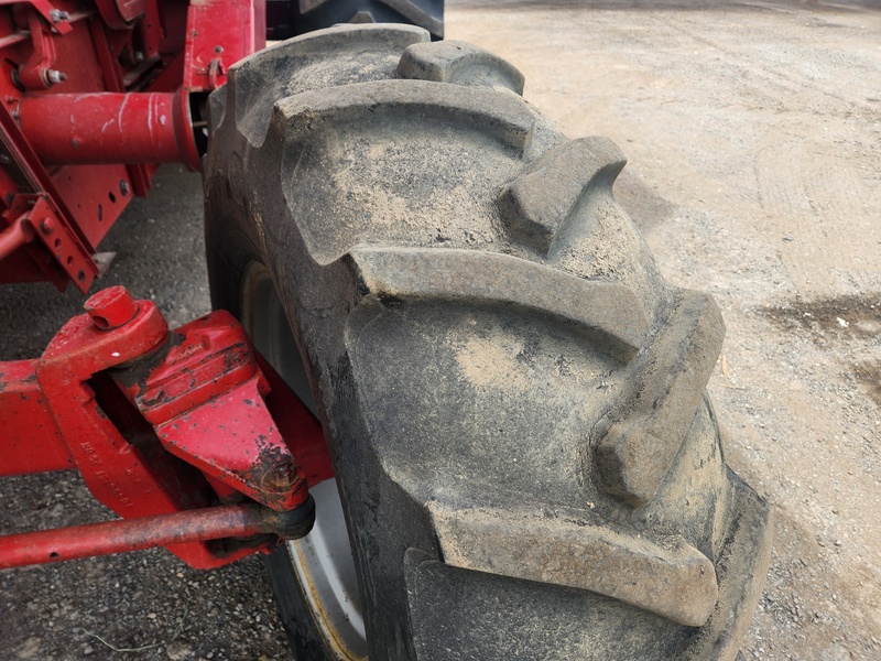 Combines & Harvesting Equipment  Case IH 1680 Combine  Photo