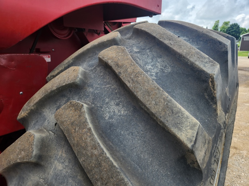 Combines & Harvesting Equipment  Case IH 1680 Combine  Photo