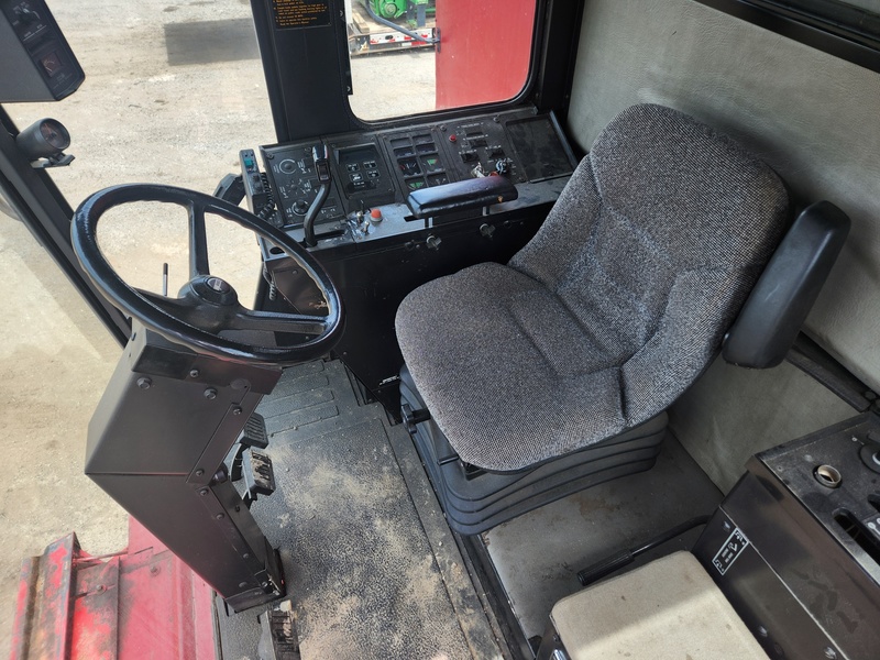 Combines & Harvesting Equipment  Case IH 1680 Combine  Photo