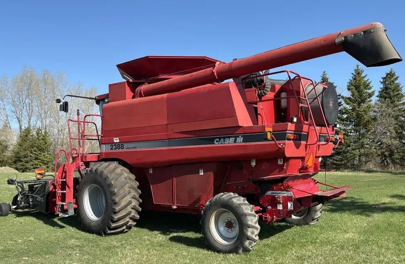 Combines & Harvesting Equipment  Case IH 2388 Combine   Photo