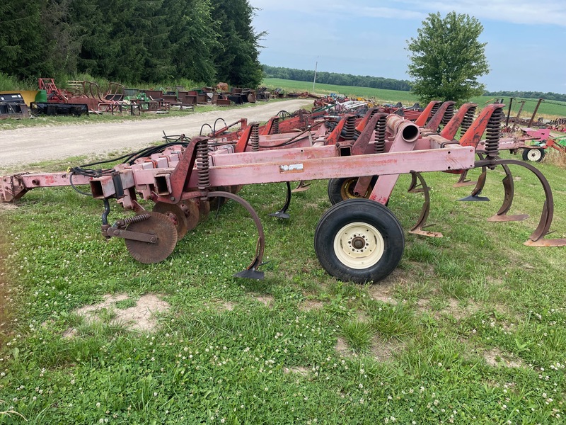 Tillage - Discs  White 435 Disc Chisel Plow - 10 Teeth Photo