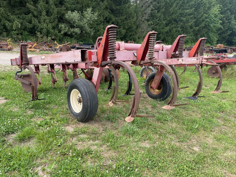 Tillage - Discs  White 435 Disc Chisel Plow - 10 Teeth Photo