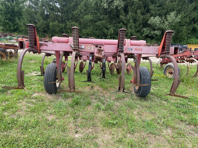 Tillage - Discs  White 435 Disc Chisel Plow - 10 Teeth Photo