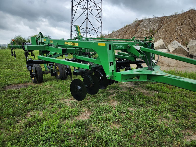 Soil Savers and Chisel Plows  John Deere 2700 Disc Ripper Photo