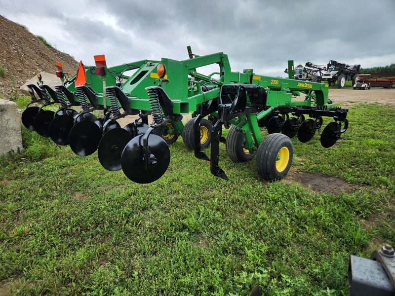Soil Savers and Chisel Plows  John Deere 2700 Disc Ripper Photo