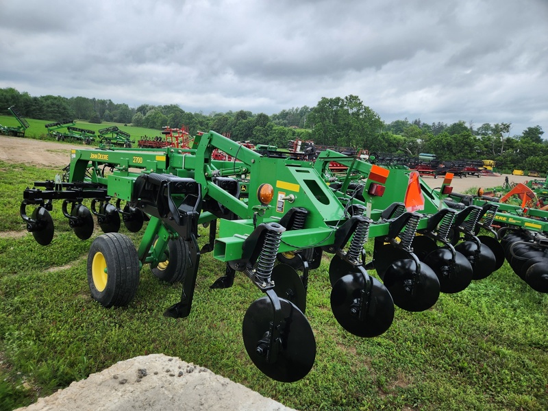Soil Savers and Chisel Plows  John Deere 2700 Disc Ripper Photo