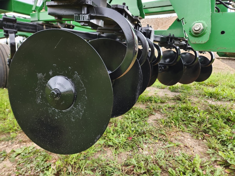 Soil Savers and Chisel Plows  John Deere 2700 Disc Ripper Photo