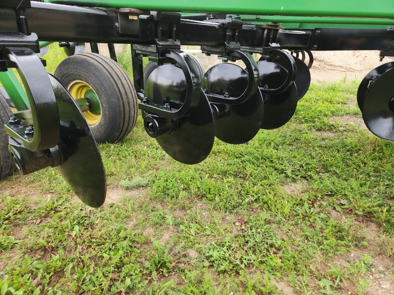 Soil Savers and Chisel Plows  John Deere 2700 Disc Ripper Photo