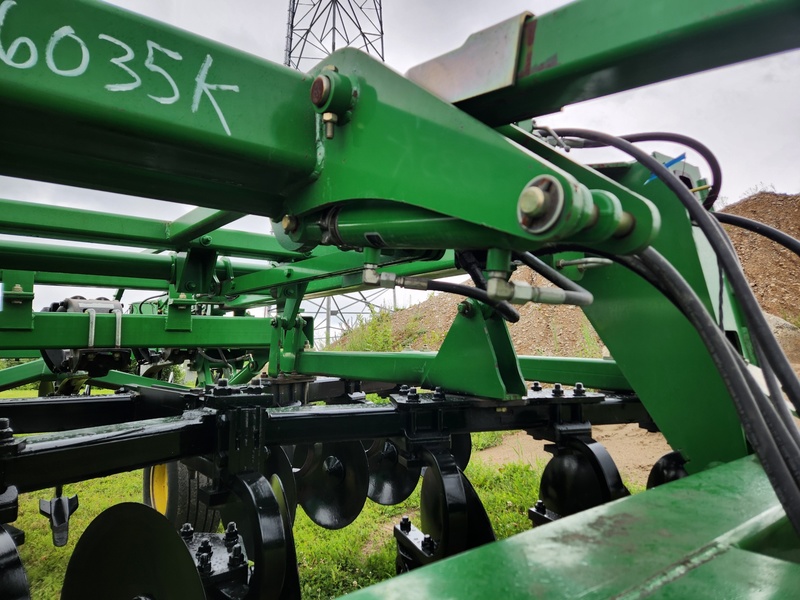 Soil Savers and Chisel Plows  John Deere 2700 Disc Ripper Photo