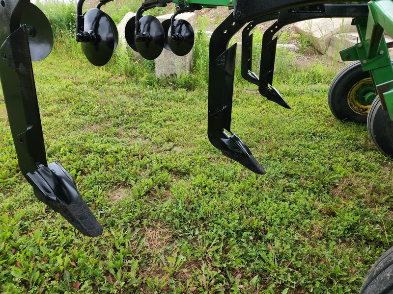 Soil Savers and Chisel Plows  John Deere 2700 Disc Ripper Photo