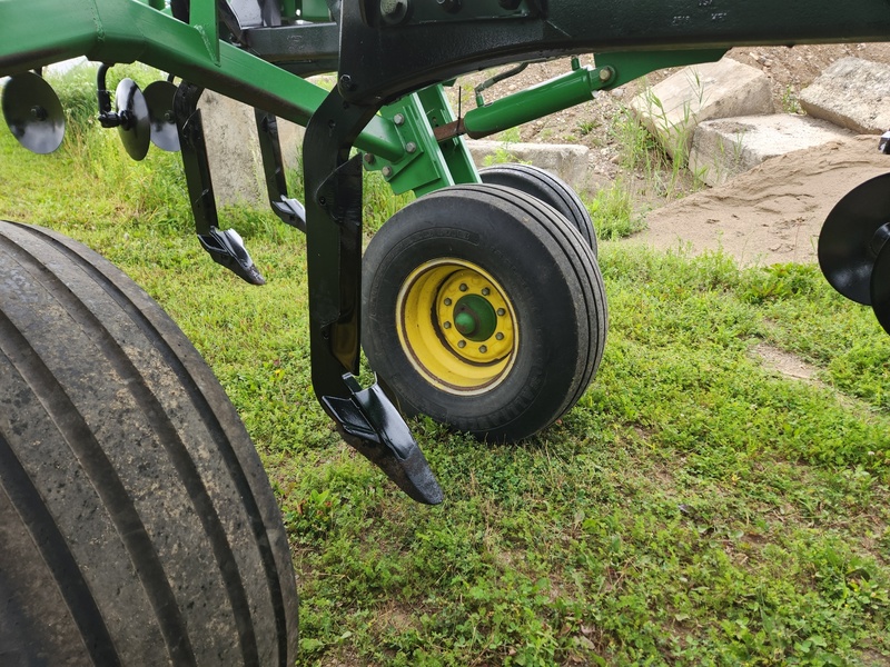 Soil Savers and Chisel Plows  John Deere 2700 Disc Ripper Photo