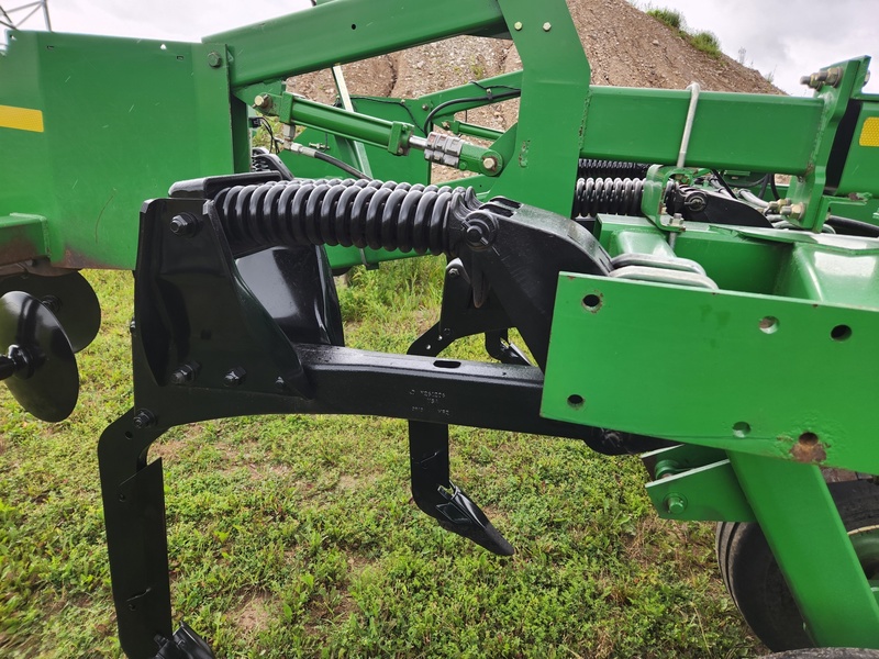 Soil Savers and Chisel Plows  John Deere 2700 Disc Ripper Photo