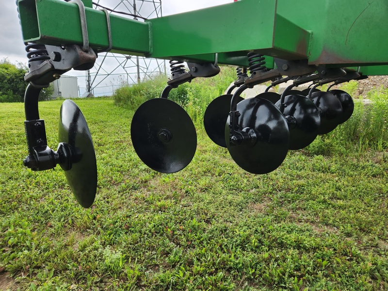 Soil Savers and Chisel Plows  John Deere 2700 Disc Ripper Photo