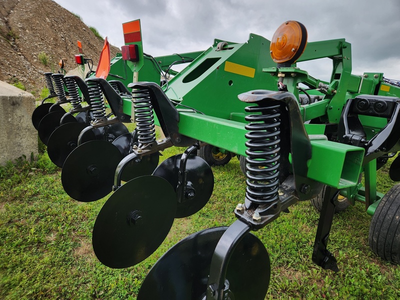 Soil Savers and Chisel Plows  John Deere 2700 Disc Ripper Photo