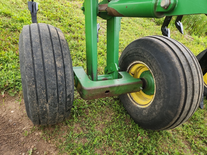 Soil Savers and Chisel Plows  John Deere 2700 Disc Ripper Photo