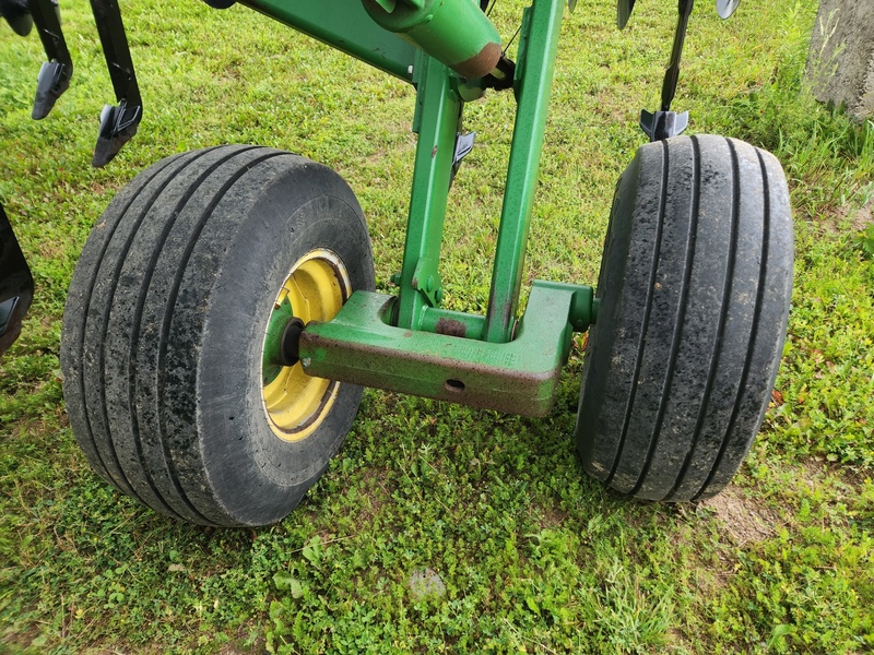 Soil Savers and Chisel Plows  John Deere 2700 Disc Ripper Photo