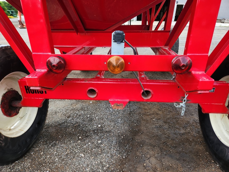 Wagons and Buggies  Bruns 400 Gravity Wagon  Photo