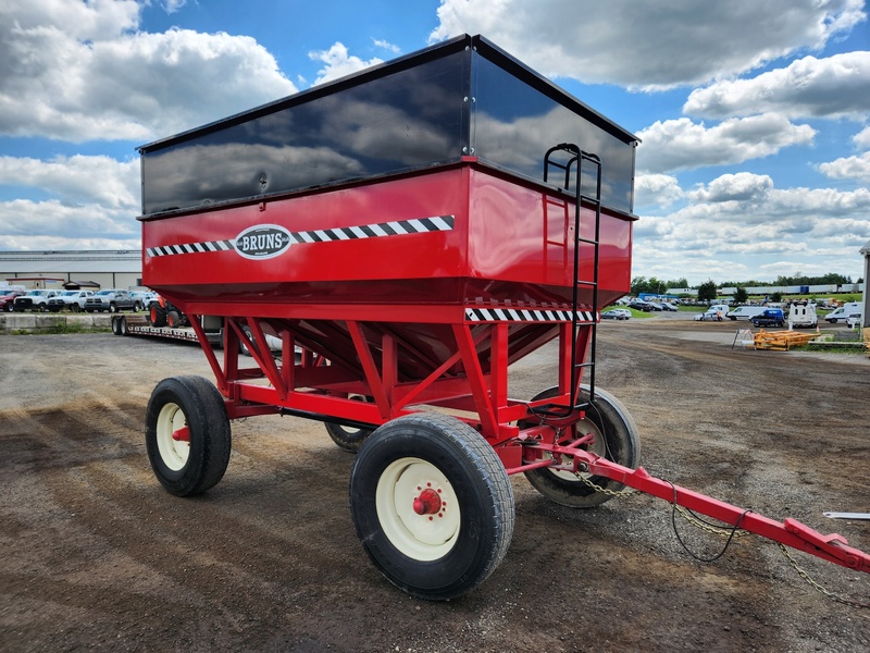 Wagons and Buggies  Bruns 400 Gravity Wagon  Photo
