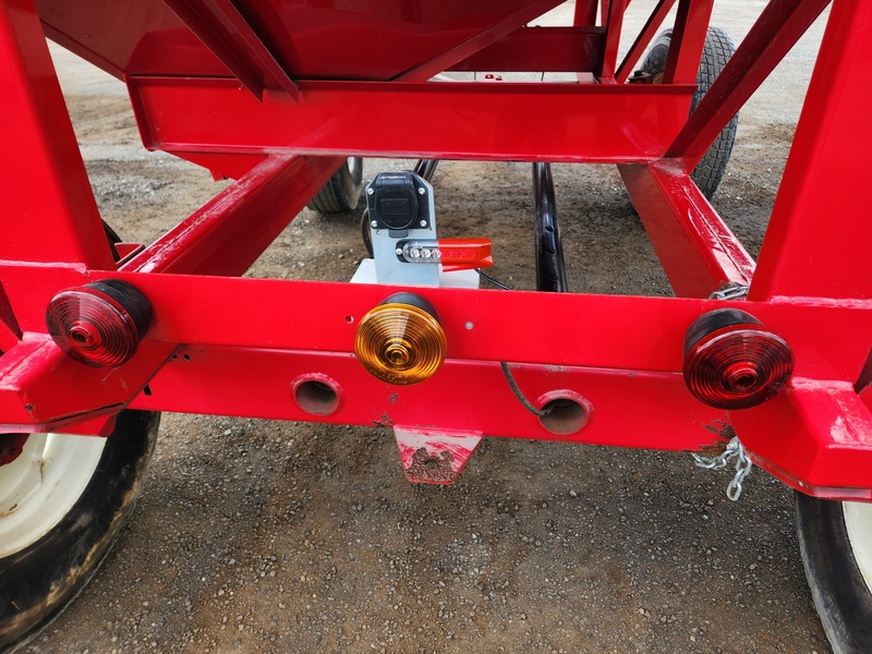 Wagons and Buggies  Bruns 400 Gravity Wagon  Photo