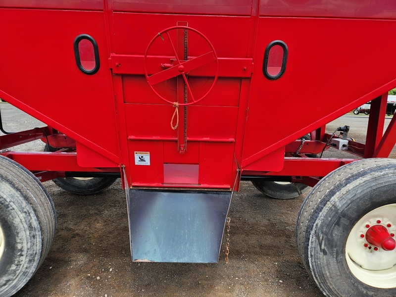 Wagons and Buggies  Bruns 400 Gravity Wagon  Photo