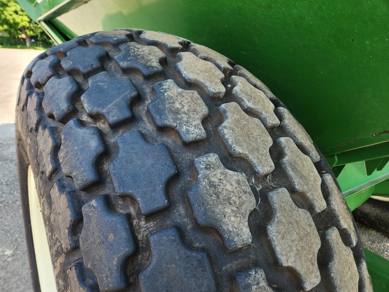 Grain Cart  J&M 875 Grain Cart Photo