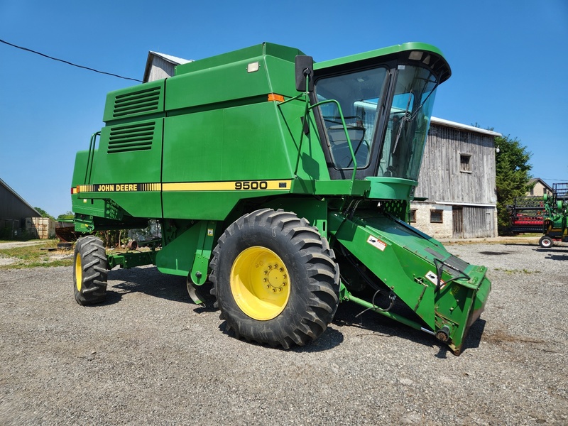 Combines & Harvesting Equipment  John Deere 9500 Combine  Photo