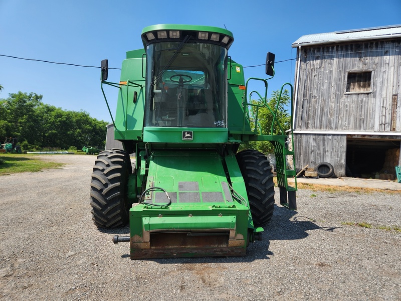Combines & Harvesting Equipment  John Deere 9500 Combine  Photo