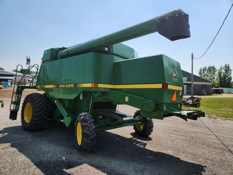 Combines & Harvesting Equipment  John Deere 9500 Combine  Photo