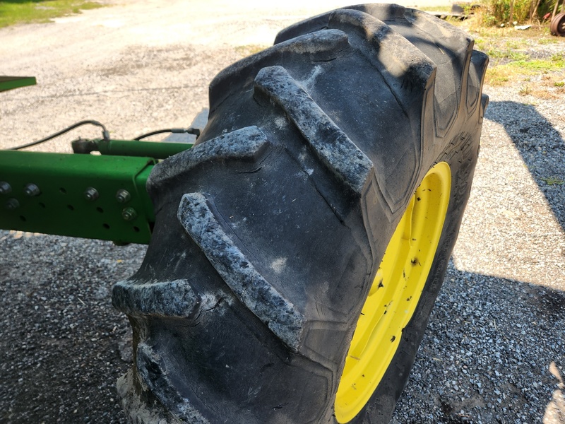 Combines & Harvesting Equipment  John Deere 9500 Combine  Photo