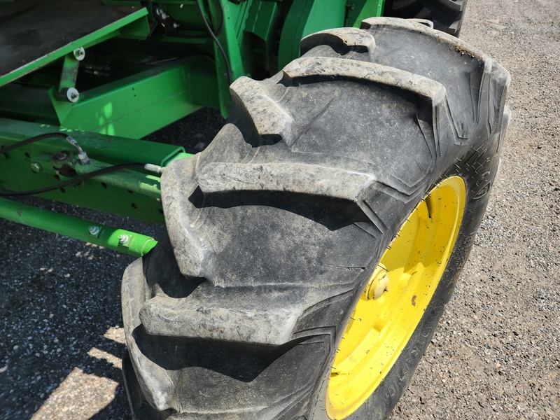 Combines & Harvesting Equipment  John Deere 9500 Combine  Photo
