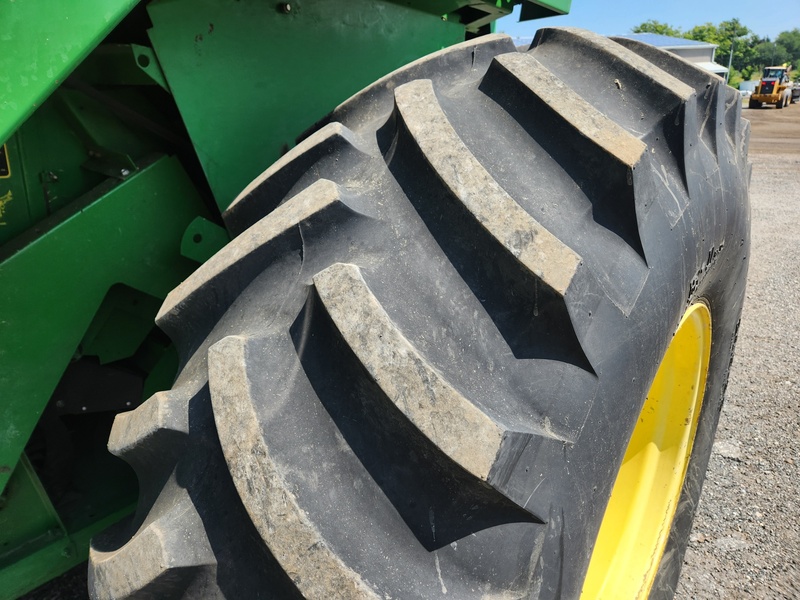 Combines & Harvesting Equipment  John Deere 9500 Combine  Photo