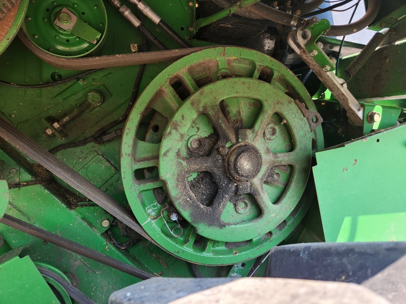 Combines & Harvesting Equipment  John Deere 9500 Combine  Photo